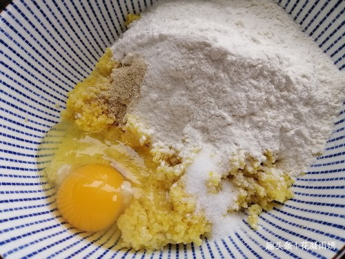 酥脆|小米别光熬粥了,加1个鸡蛋,1碗面粉,教你做成锅巴,又香又酥脆