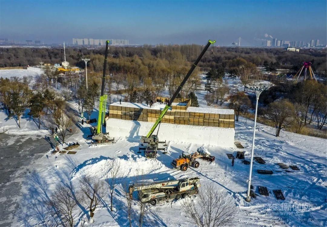 探秘|太阳岛雪博会：还没开雕，堆雪已经很壮观丨手机记者带你探秘