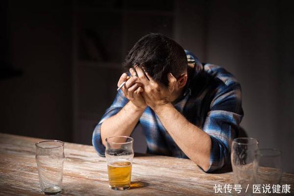 不良习惯|男人到了45岁,不想身体老得快,4个坏习惯趁早改,别忽视