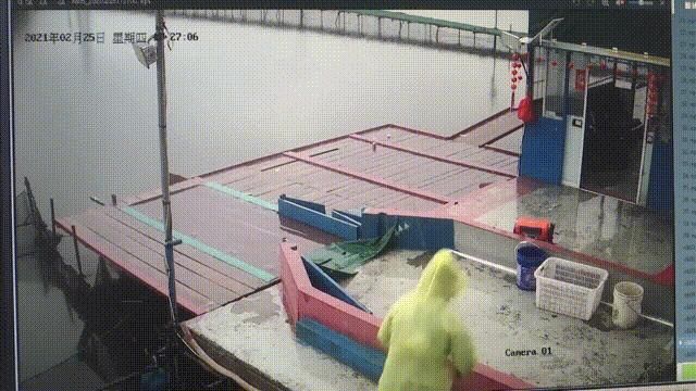 男子钓鱼装备拼不过别人，于是就......