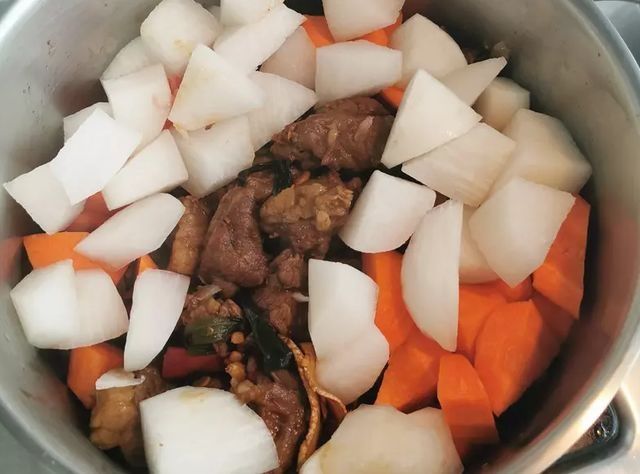 放假在家吃什么?大叔教你红烧牛肉,浓郁入味,口感鲜香,超简单