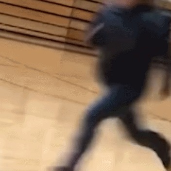 |搞笑GIF:小姐姐真是个狠人 下次过来记得带个铁盆