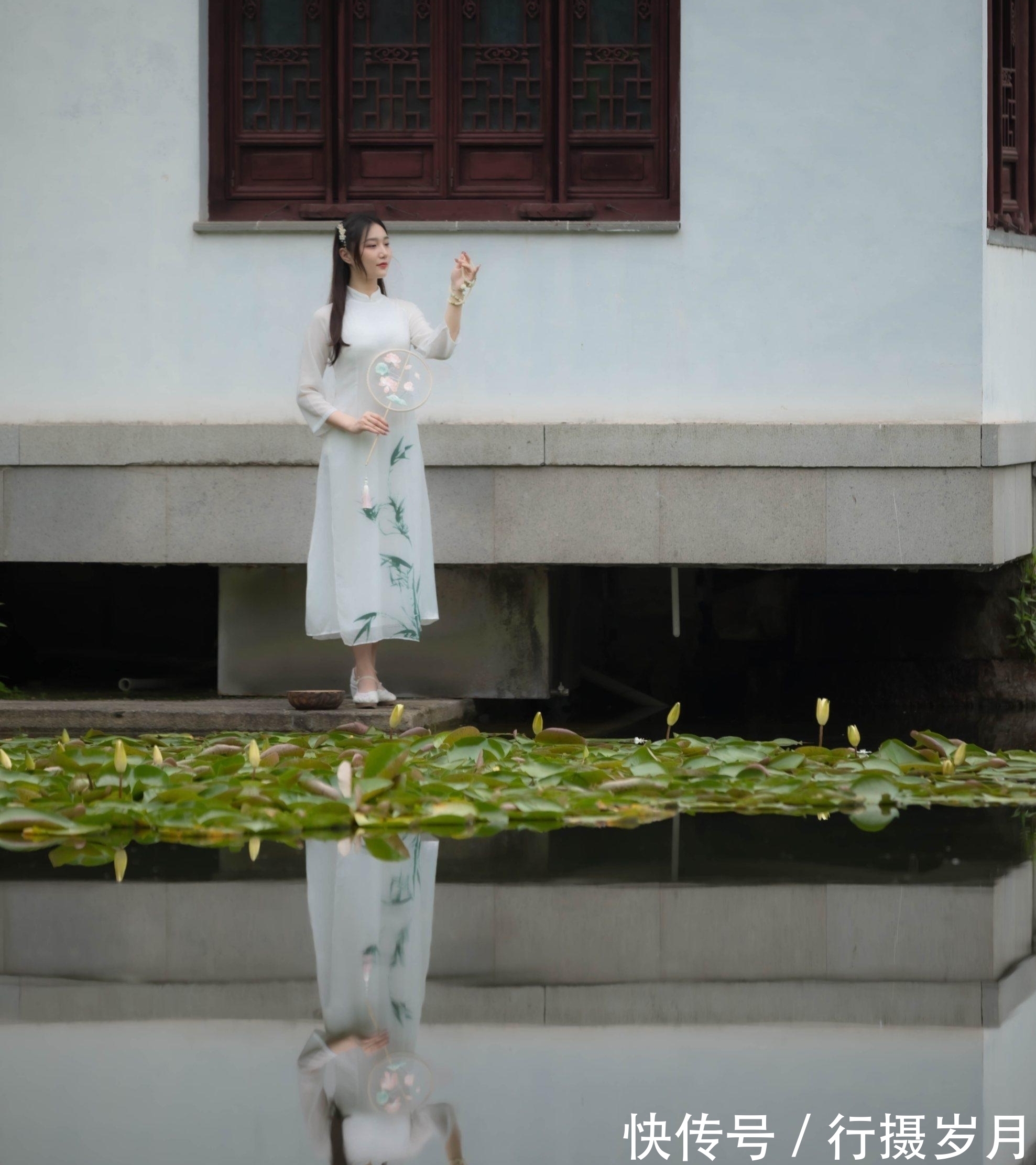 萧月$红尘轻浅,谁解离殇?两两相望,谁懂情长?紫陌飞花,谁怜残香?