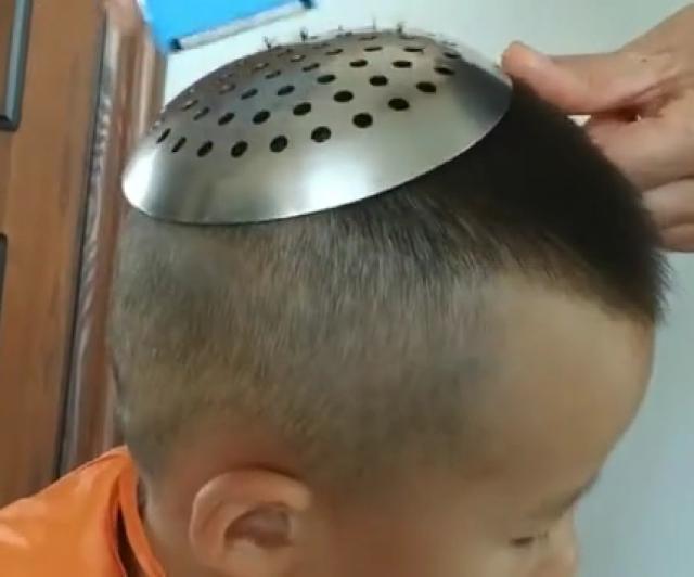 理发器|爸爸亲自在家给娃理发,看到道具后,网友惊呼:神操作