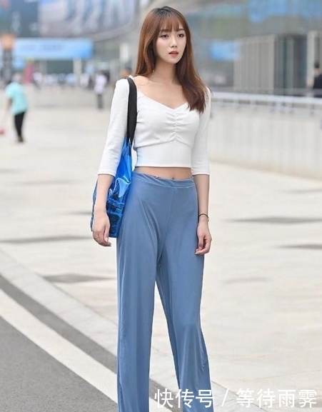 显得|路人街拍,运动鞋和棒球帽的修饰,显得更加青春活力