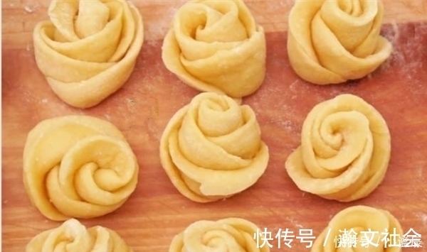 面包|不用烤箱,不加水,如此做也能做松软香甜的小面包,做一锅不够吃