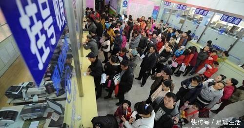 小张|车买不起,敢生孩子,孕妇坐公交被大妈羞辱,男孩反怼真解气!