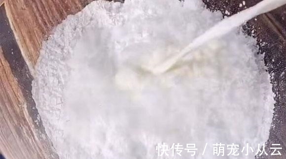 做它无需烤箱,蒸熟包上馅就能吃,咬一口爆浆还拉丝,比面包好吃多了