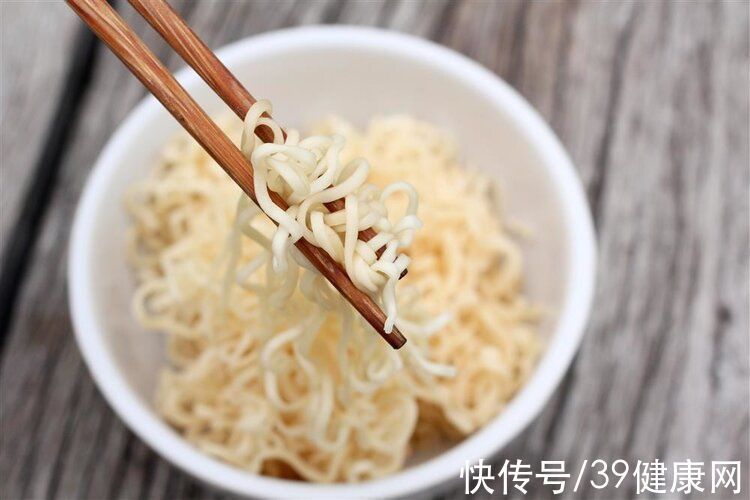 致癌物|方便面吃多了会致癌?世卫组织:真正致癌的食物是6种,尽量少碰