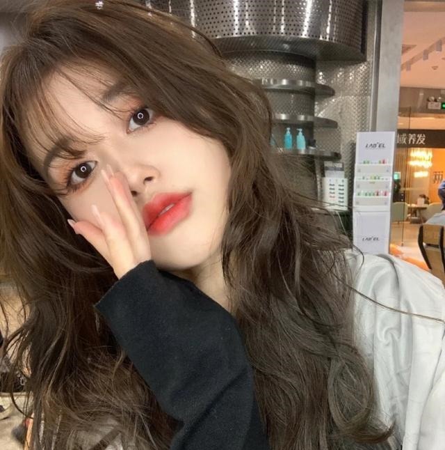 圆脸方 你知道吗发型直接影响颜值,木马卷温柔自然,卷羊毛卷复古典雅!