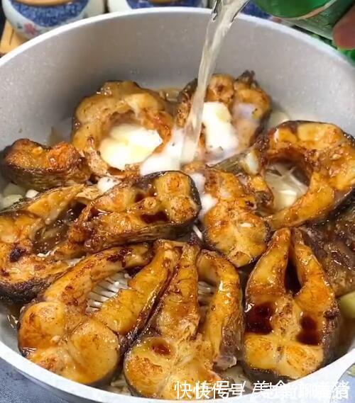 草鱼不加一滴水，鱼肉鲜香入味一点也不腥，比红烧的还要好吃