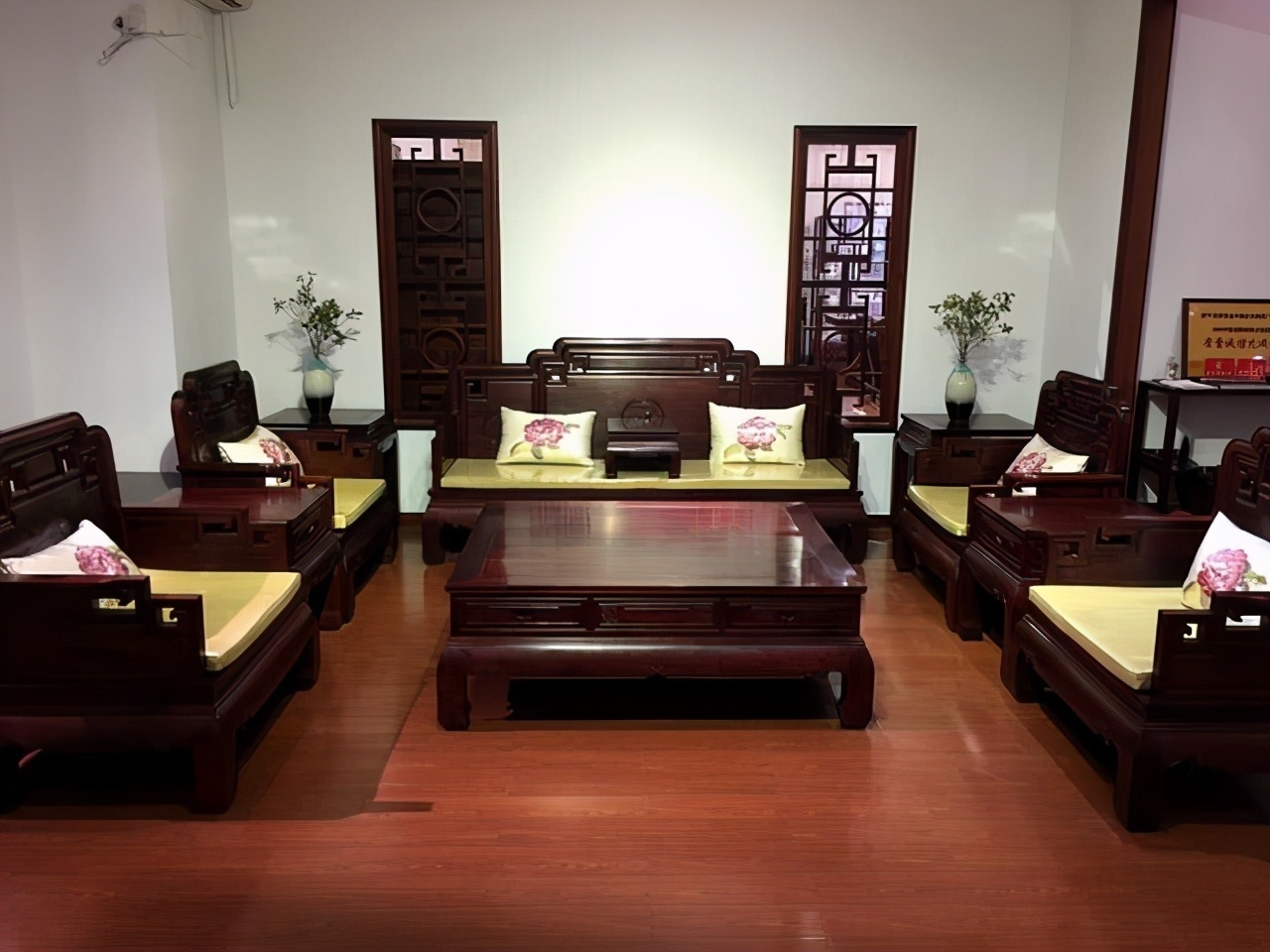 红木家具|越来越多人不买红木家具了,又土又难看!还不如花几千块钱这样弄