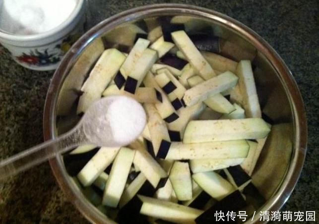 把茄子|炒茄子时,不要傻傻的直接下锅了,这样做省油又好吃