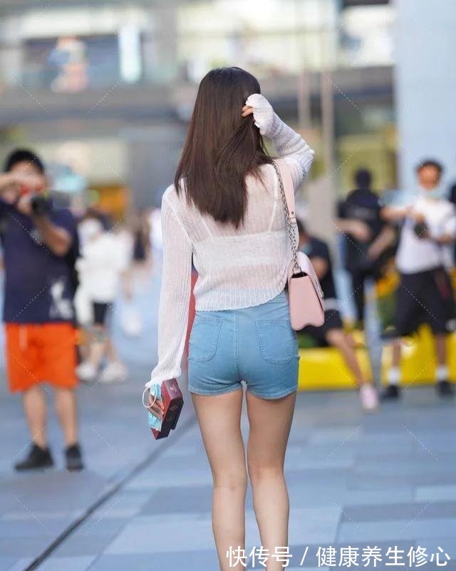 魔镜 透明长袖+牛仔短裤,让苗条女孩展现圆润身材,清纯又性感!
