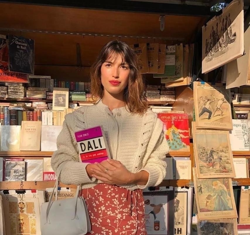 减龄 今年很流行“奶奶衫”,看似显老,穿上却很减龄,百搭不挑人