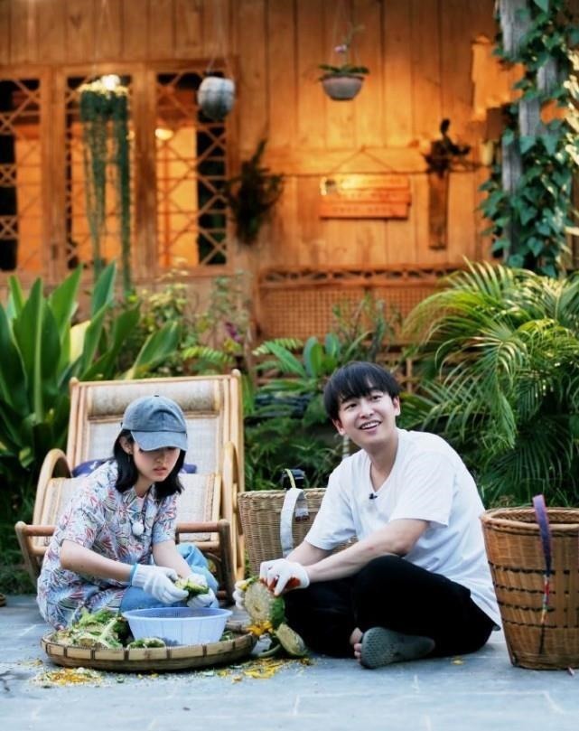 张子枫|张子枫帮何炅搬行李, 脚上的鞋子成焦点, 是不是来干活的一目了然