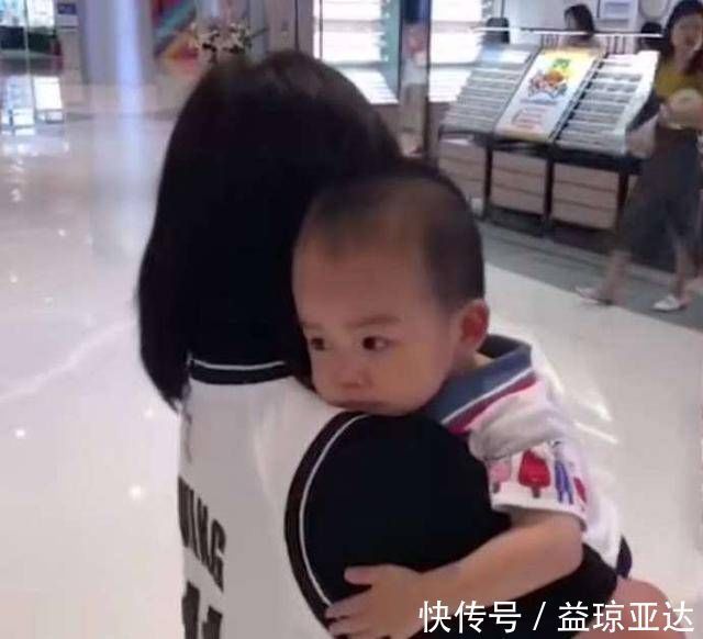 宝宝|1岁10个月的小男孩在商场把一女子认成自己的妈妈，网友理解