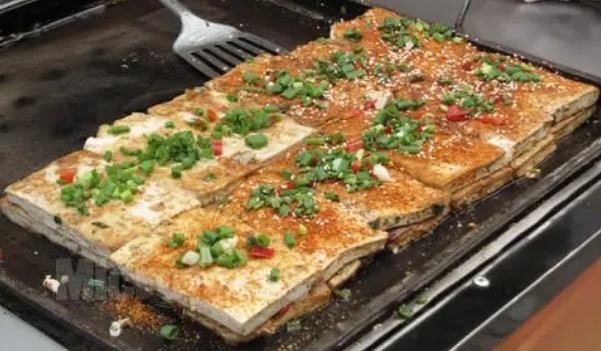 豆腐别直接煎,大厨教我2招,豆腐不粘锅不掉皮,外酥里嫩,真香