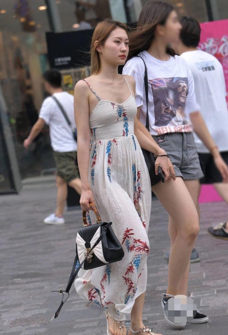 街拍森女系小姐姐,身穿棉麻长裙,仙气满满