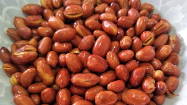 炒花生米时,最忌直接放油!再加这一步,酥脆好吃,久放不回潮