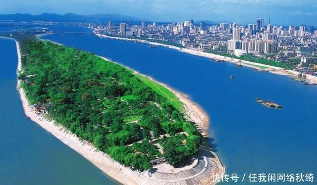 一轮橘日楚云飞,十里寒江落翠微