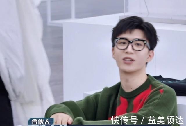 《潮流合伙人》最无存在感的嘉宾,全程坐在角落,一点忙都不帮