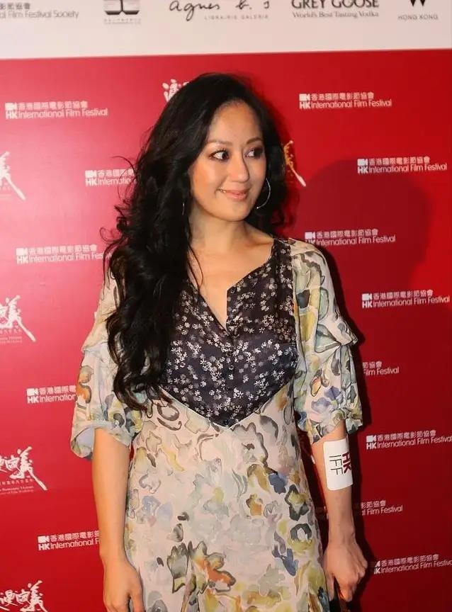 贵妇|章小蕙不愧是“贵妇”,穿黑白印花外套成熟稳重,气场全开好惹眼