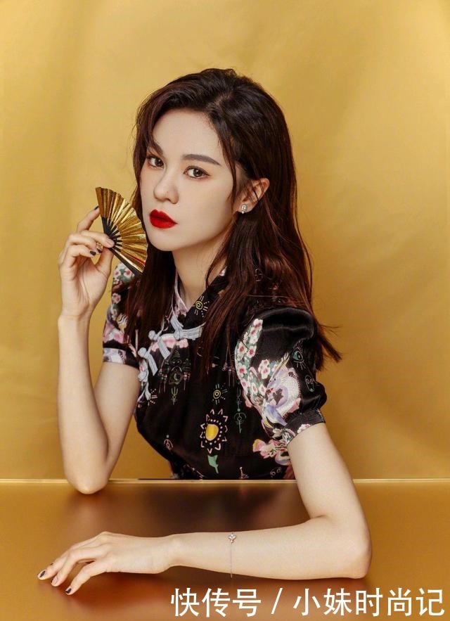 原来郁可唯这么会穿, 黑色印花旗袍配高跟凉鞋, 浓浓的复古韵味