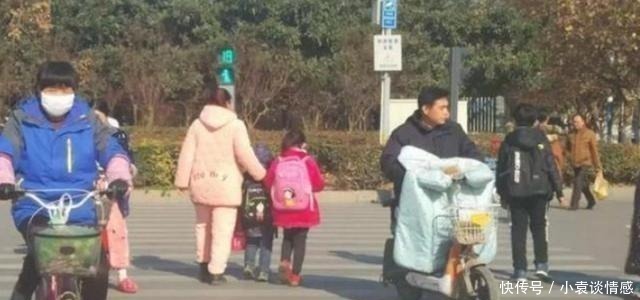 儿子质问妈妈：为啥别的妈都开车就你骑电动？宝妈回答堪称教科书