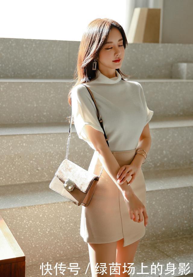 高领|极低雪绒皱褶高领阔袖衫,搭配质感斜纹包臀裙,清纯而美丽