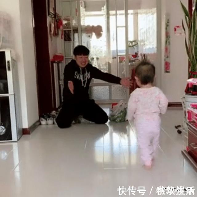 怀抱|爸爸刚进屋就发现宝宝走过来, 急忙张开怀抱, 宝宝反应太可爱