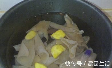 做猪皮冻,不要直接焯水!再加一步,晶莹剔透,嫩滑q弹,吃不腻