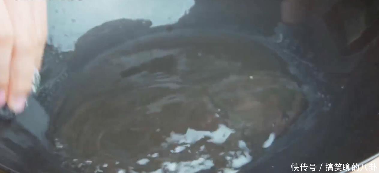 铁锈|铁锅生锈不要扔，教你一招，铁锅变身不粘锅，以后都不会生锈了