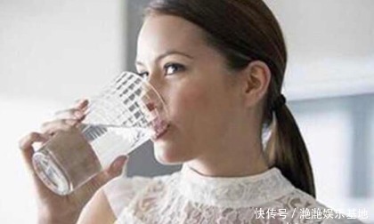 早晨起来要不要空腹喝水?很多人都做错了,别等进医院再后悔