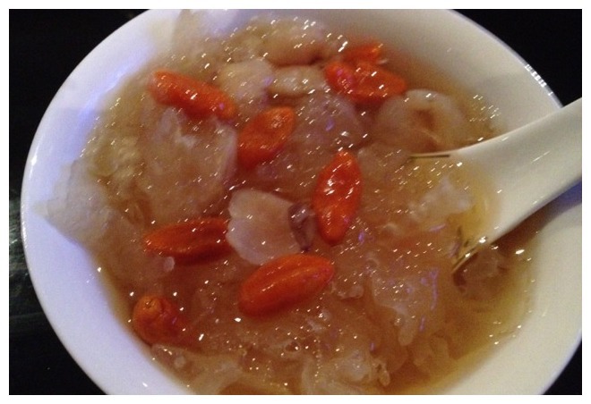 煮银耳羹,先放糖还是后放糖甜品店老板增加这步,胶多汤又浓