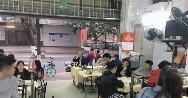 标记饭店真是酒香不怕巷子深,美食份量大,收费很惠民