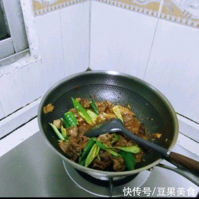 足饭|#巨下饭的家常菜#青椒焖鸭这么做，吃前一定备足饭
