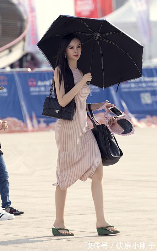 运动背心|小姐姐上身穿的是一件红色的运动背心,充满活力