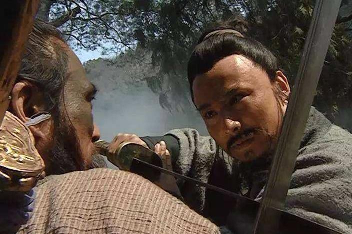 董超!水浒传中,林冲为何恩将仇报,要害死鲁智深?杨志替他说出了答案