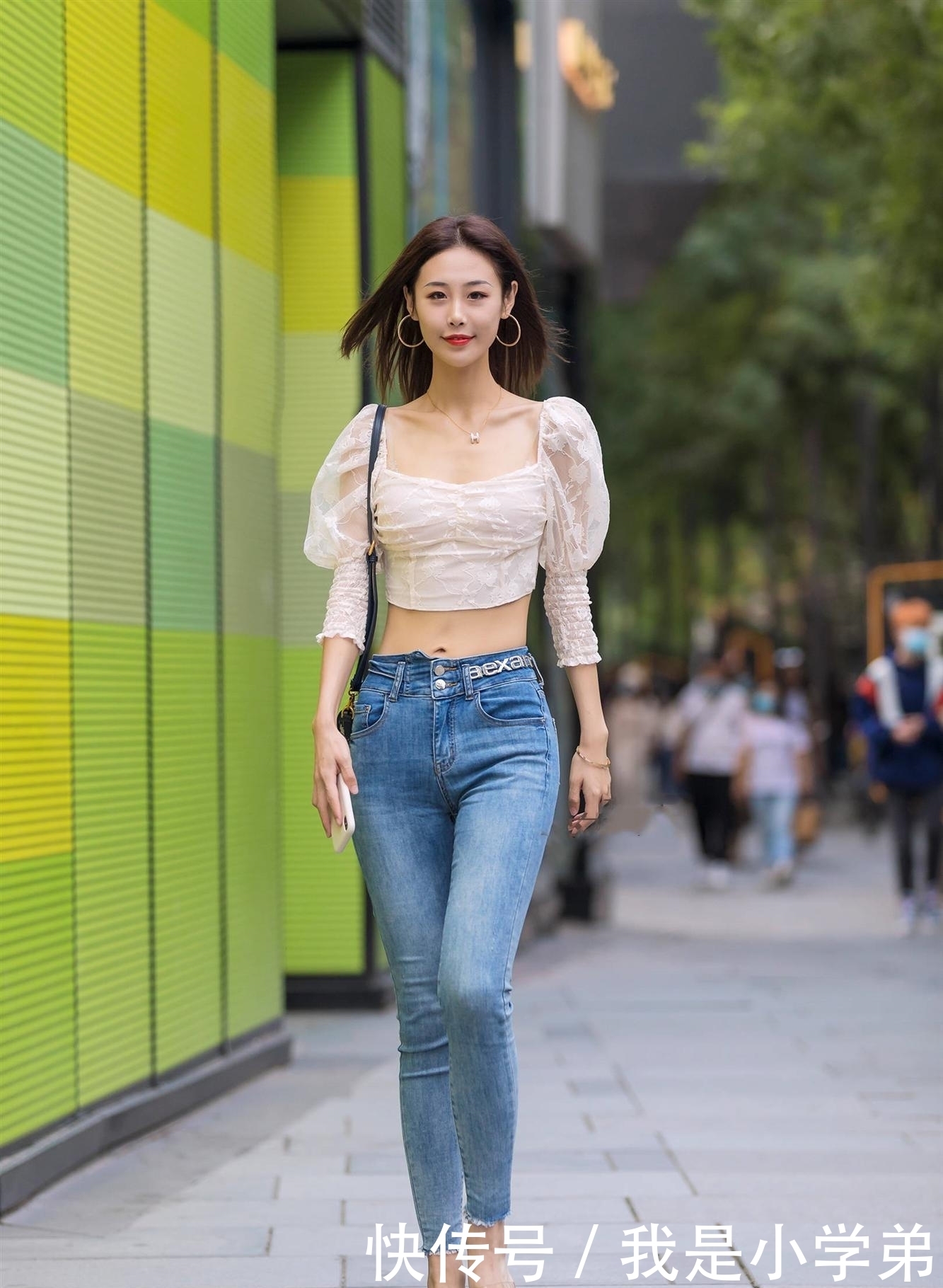 小姐姐|精致又时尚小姐姐,蕾丝方领上衣搭配紧身牛仔裤,轻松穿出高级感