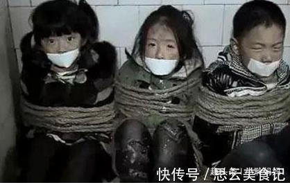 公交车|宝宝在公交车哭闹爸爸置之不理,乘客一句“抱怨”,挽救一个家庭