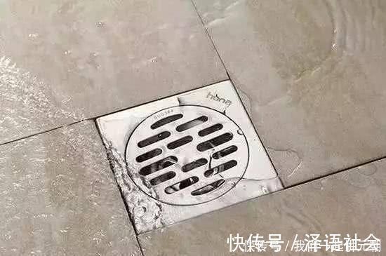 地砖|卫生间安装地漏时,地板瓷砖就该这样贴,下水速度超快