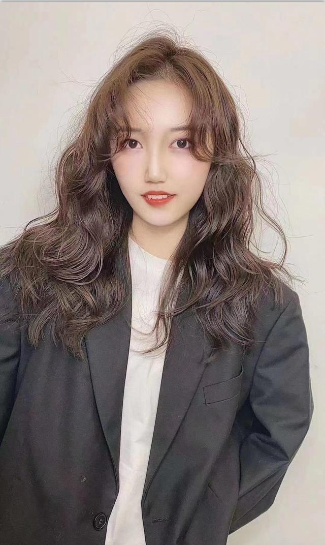 2020秋冬流行全头烫发型20款，蓬松保暖又洋气，你烫同款了吗