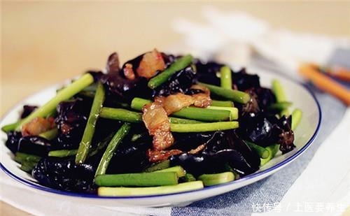 炒木耳时,“炸锅”是真的吓人!只需要多做这1步,不炸锅还好吃!