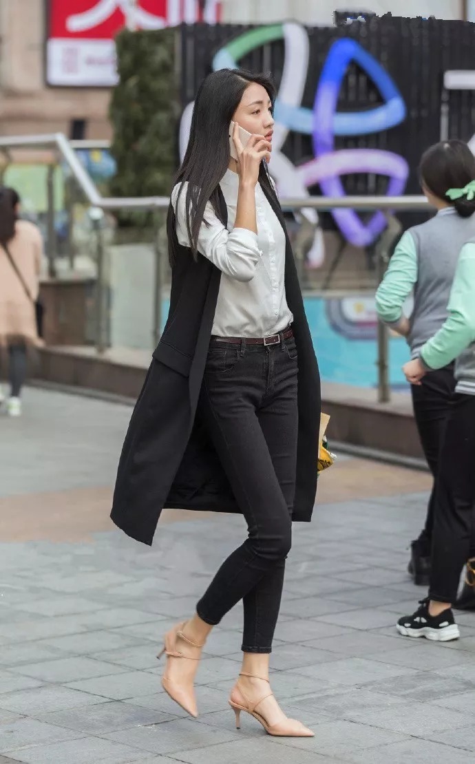 美女穿上高跟鞋,秀出魅力时尚的姿态