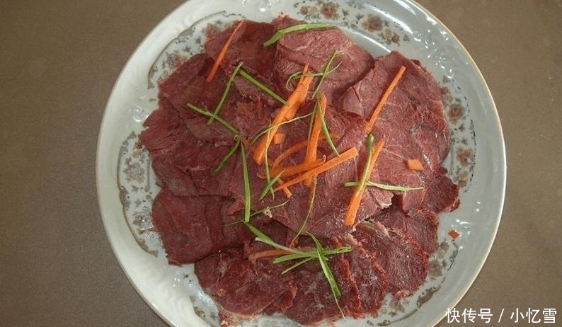  周末家庭聚餐,老妈嫌在外面吃太破费,做了11菜一汤,吃个精光