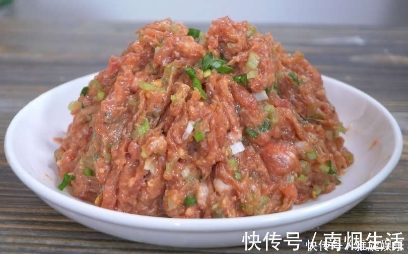 调肉馅时，加这两样是关键，我也是刚刚知道，肉馅软嫩多汁又入味