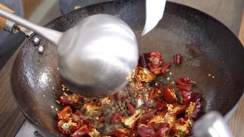 【歌乐山辣子鸡】吃过无数美食，依旧忘不掉这一口。