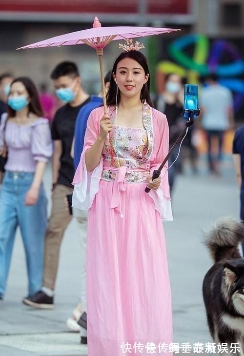 搭配 时尚的姑娘喜欢粉色,这些粉色服饰搭配,既显成熟稳重、又显年轻