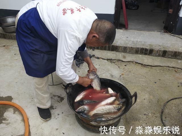 李师傅|51岁厨师徒弟和72岁师傅搭班做宴席，两人一天挣300元